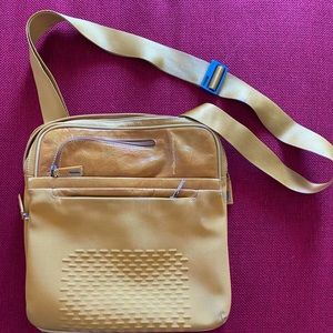 PIQUADRO CROSS-BODY MUSTARD BAG